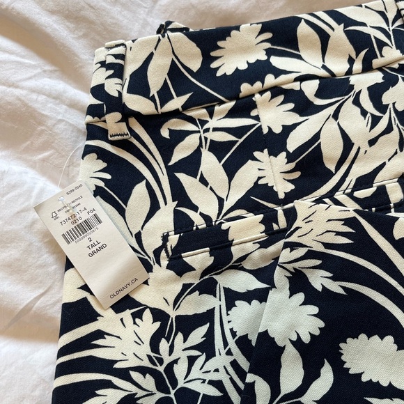 Old Navy Pixie Pants - Picture 2 of 5